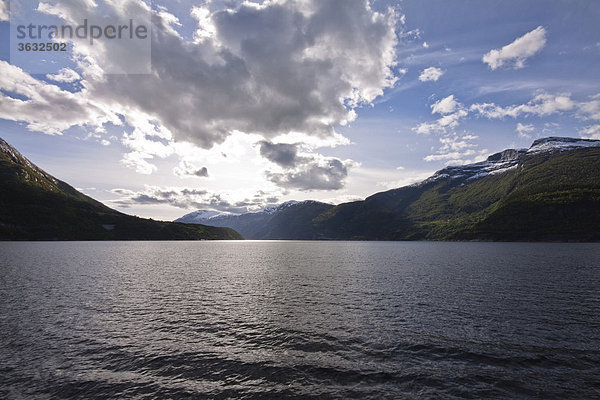 Der Hardangerfjord im Gegenlicht  Norwegen  Skandinavien  Europa