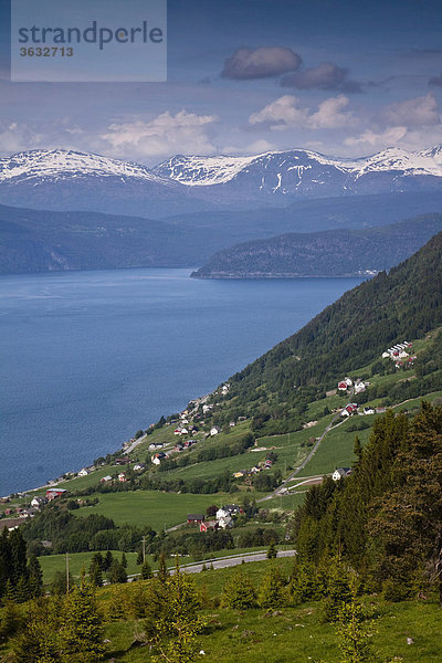 Aussicht auf den Innvikfjord bei dem kleinen Örtchen Utvik  Norwegen  Skandinavien  Europa