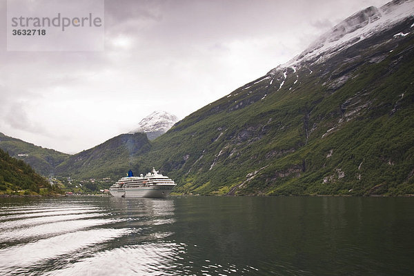 Der Ort Geiranger im Geirangerfjord mit einem Kreuzfahrtschiff das vor Anker liegt  Norwegen  Skandinavien  Europa