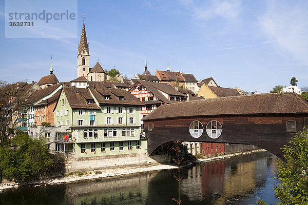 Die Altstadt von Baden mit dem Fluss Limmat und der Stadtpfarrkirche Maria Himmelfahrt  Baden  Kanton Aargau  Schweiz  Europa