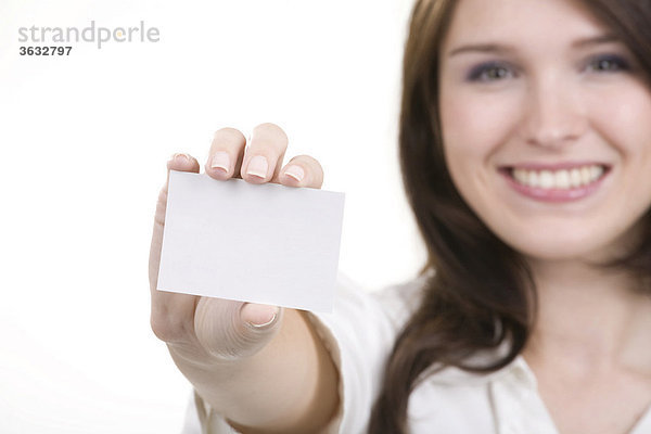 Lächelnde junge Frau mit Visitenkarte