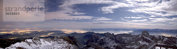 Bergpanorama vom Säntis bei Nacht und Vollmond mit Blick ins Tal des Appenzeller Landes  Schweiz  Europa