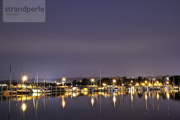 Konstanzer Hafen bei Nacht mit Blick in Richtung Schweizer Ufer  Konstanz  Baden-Württemberg  Deutschland  Europa