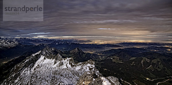 Blick vom Säntis bei Vollmond in das Tal des Appenzeller Landes in Richtung Bodensee  Kanton Appenzell  Schweiz  Europa