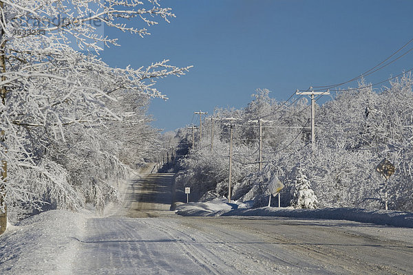 Verschneite Straße im Winter  Kanada