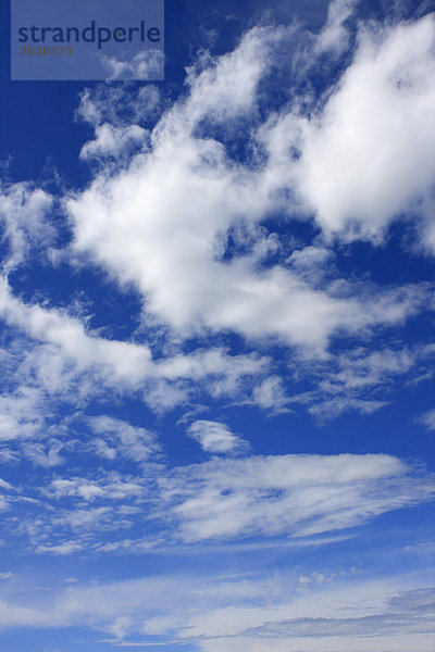 Wolkenformation vor blauem Himmel