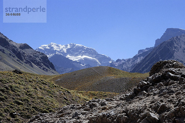Blick auf den Aconcagua  höchster Berg Südamerikas  6.962 m ü. NN  in den argentinischen Anden  Mendoza  Argentinien  Südamerika