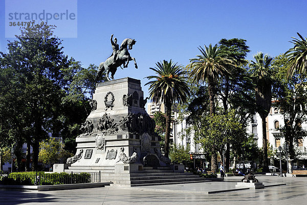 Platz Plaza San Martin mit Reiterdenkmal  Cordoba  Argentinien  Südamerika
