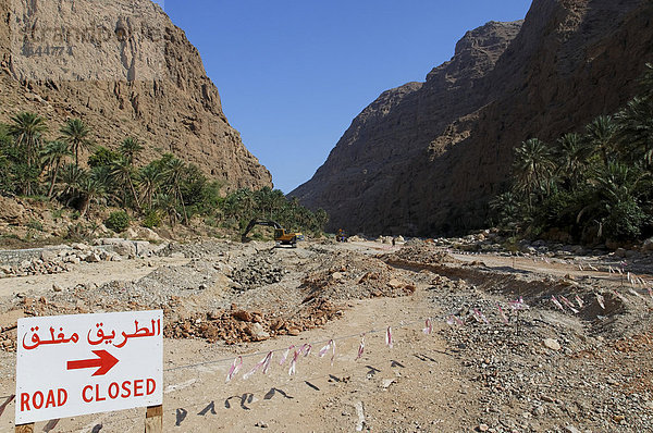 Straßenbaustelle  Straße gesperrt  Wadi Tiwi  Oman  Naher Osten