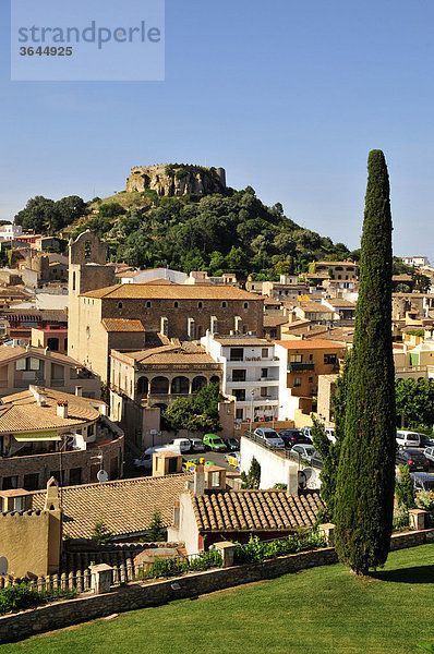 Blick auf die Altstadt von Begur mit den Überresten der Burg von Begur  Costa Brava  Spanien  Iberische Halbinsel  Europa