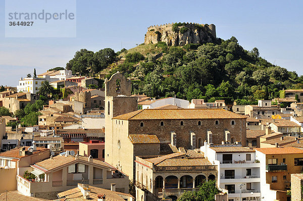 Blick auf die Altstadt von Begur mit den Überresten der Burg von Begur  Costa Brava  Spanien  Iberische Halbinsel  Europa