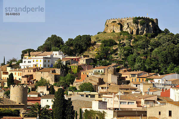 Blick auf die Altstadt von Begur mit den Überresten der Burg von Begur  Costa Brava  Spanien  Iberische Halbinsel  Europa