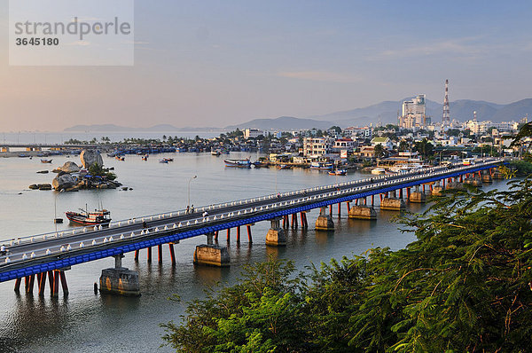 Stadtansicht von Nha Trang mit Xom-Bong Brücke  Vietnam  Südostasien