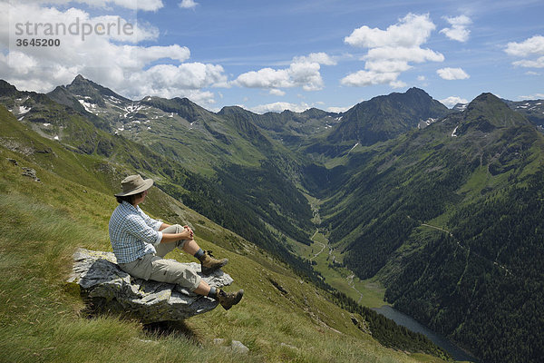 Wanderin blickt Richtung Süden  Preintalerhütte  Schladminger Tauern  Steiermark  Österreich  Europa