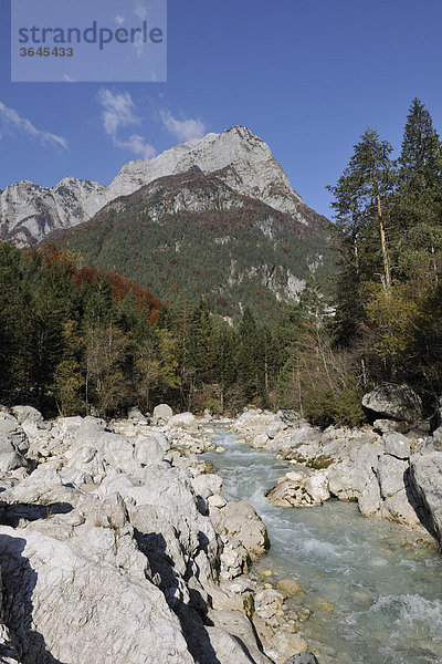 Fluss Koritnica und Berg Jerebica  Slowenien  Europa