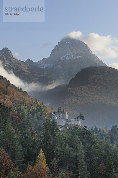 Burgruine und Mangart  2677m  Predil Pass  Triglav Nationalpark  Slowenien  Europa