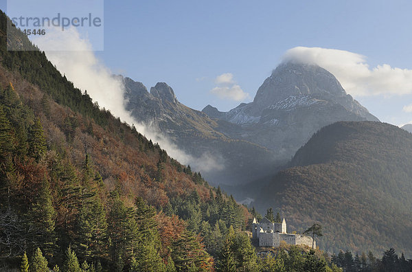 Burgruine und Mangart  2677m  Predil Pass  Triglav Nationalpark  Slowenien  Europa