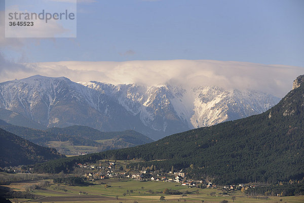 Blick zum Schneeberg und den Ort Höflein  Ruine Emmerberg  Niederösterreich  Österreich  Europa