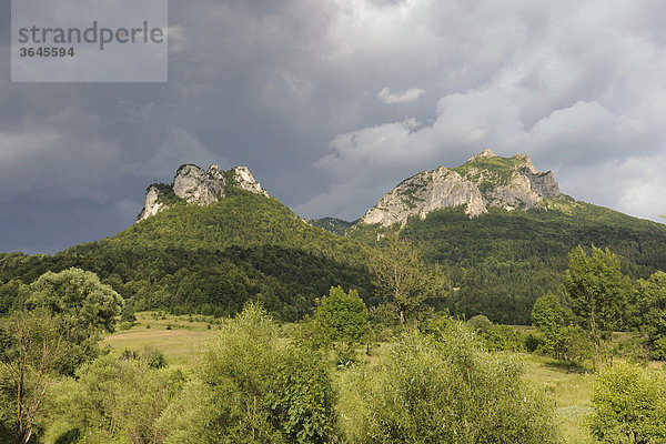 Links PoludnovÈ Skaly und rechts Velk_ Roszutek  1609m  Stefanov·  Mala Fatra Nationalpark  Slowakei  Europa