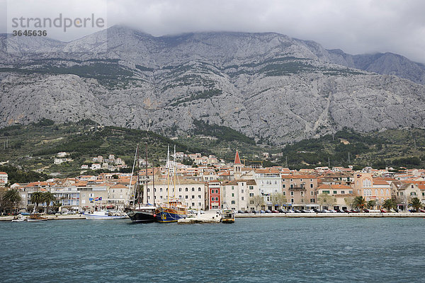 Hafen des Ferienortes Makarska  Kroatien  Europa