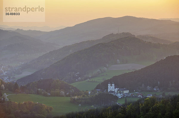 Blick zur Wallfahrtskirche am Hafnerberg  Peilstein  Triestingtal  Niederösterreich  Österreich  Europa