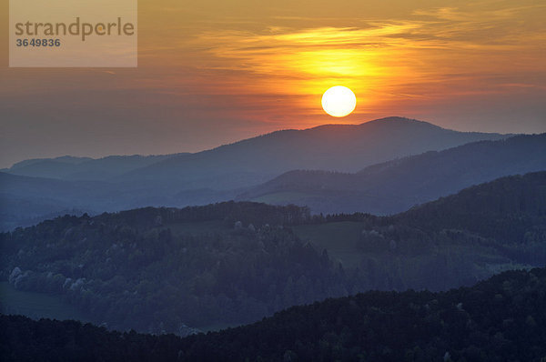 Sonnenuntergang vom Peilstein aus gesehen  Triestingtal  Niederösterreich  Österreich  Europa