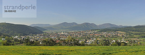 Blick auf Berndorf  Kremesberg  Triestingtal  Niederösterreich  Österreich  Europa