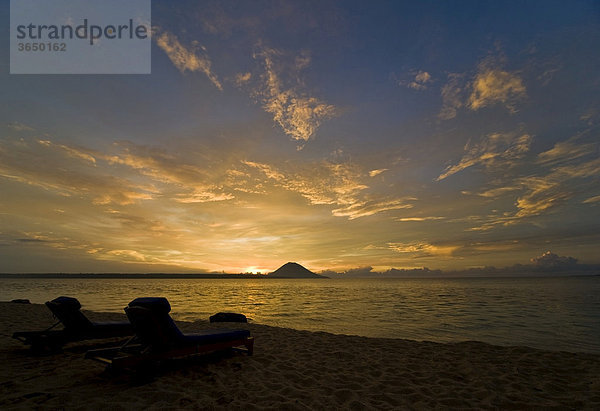 Liegestühle vor Sonnenuntergang  Siladen Insel  Sulawesi  Indonesien  Südostasien