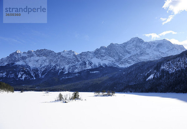 Blick über den zugefrorenen Eibsee auf die Zugspitze  Grainau  Werdenfelser Land  Oberbayern  Bayern  Deutschland  Europa