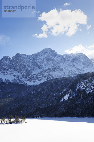 Blick über den zugefrorenen Eibsee auf die Zugspitze  Grainau  Werdenfelser Land  Oberbayern  Bayern  Deutschland  Europa