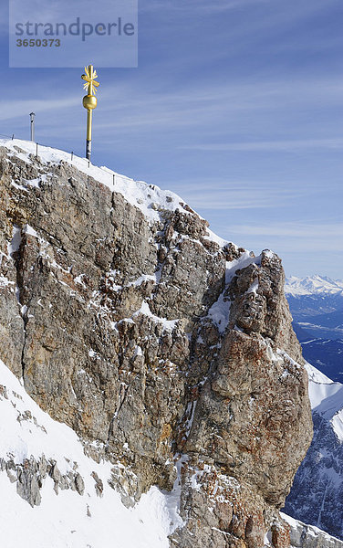 Zugspitze  2962m  mit dem im Jahre 2009 restaurierten Gipfelkreuz  Wettersteingebirge  Werdenfels  Oberbayern  Bayern  Deutschland  Europa