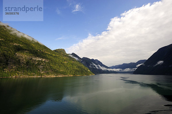 Fjordlandschaft im Geirangerfjord  UNESCO Welterbe  Norwegen  Skandinavien  Nordeuropa