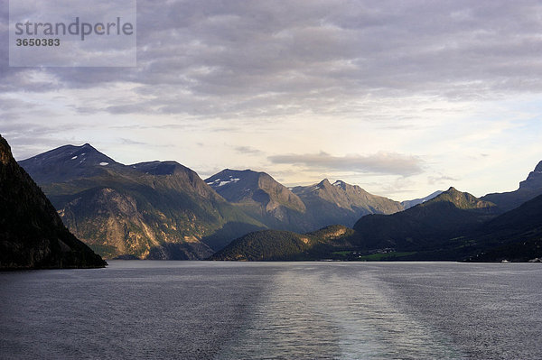 Fjordlandschaft im Nordalsfjord  Norwegen  Skandinavien  Nordeuropa