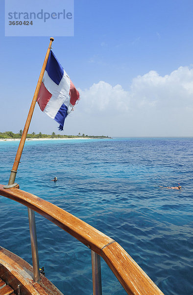 Flagge der Dominikanischen Republick am Heck eines Segelschiffes  Dominikanische Republik  Karibik