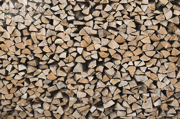 Gestapeltes Holz  Stirnseiten  Feuerholzvorrat  regenerative Energie
