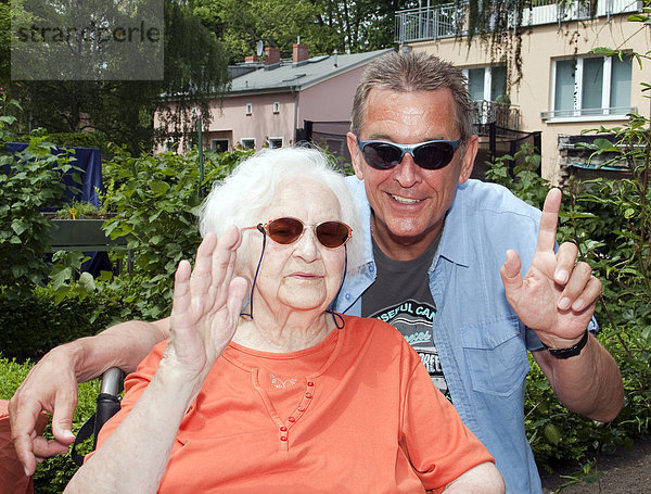 97jährige Bewohnerin eines Seniorenheimes mit Schwiegersohn