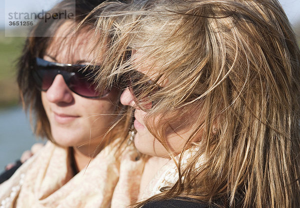 Portrait von zwei Teenies mit Sonnenbrillen