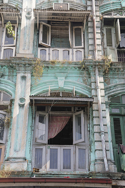 Koloniale Hausfassade in der Altstadt  Yangon  Rangun  Myanmar  Birma  Burma  Südostasien  Asien Hausfassade