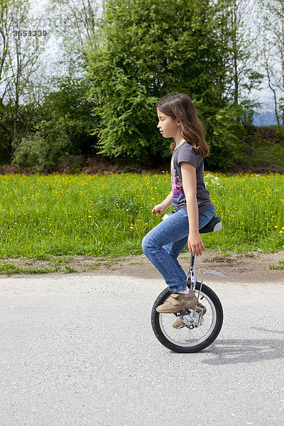 Mädchen  acht Jahre  beim Einradfahren