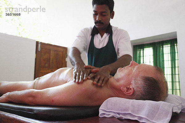Abhyanga Öl-Massage  Ayurveda-Behandlung  Bethsaida Hermitage bei Kovalam  Kerala  Südindien  Indien  Asien