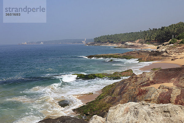 Küste südlich von Kovalam  hinten Vizhinjam  Malabarküste  Malabar  Kerala  Südindien  Indien  Asien