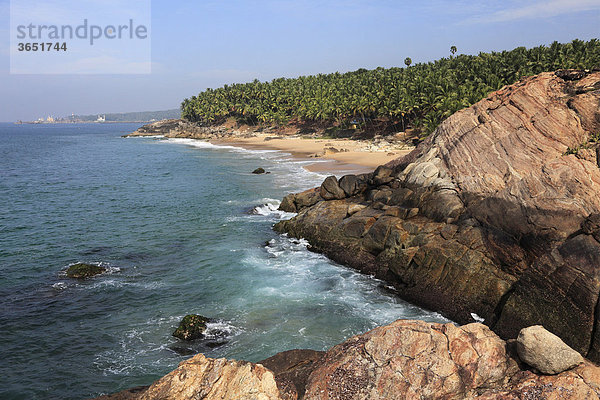 Felsküste und Sandstrand südlich von Vizhnijam  Malabarküste  Malabar  Kerala  Südindien  Indien  Asien