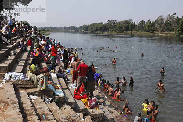 Bad im Kapila  Kabini  Kabbani Fluss während Hindu-Fest  Nanjangud  Karnataka  Südindien  Indien  Südasien  Asien