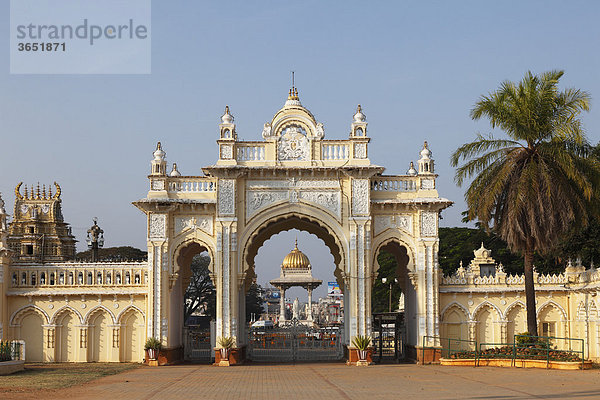 Nordtor vom Maharaja-Palast Amba Vilas  Chamaraja Circle  Mysore  Maisur  Karnataka  Südindien  Indien  Südasien  Asien