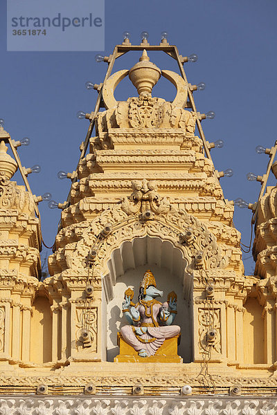 Gott-Figur an Hindu-Tempel im Garten von Maharaja-Palast Amba Vilas  Mysore  Maisur  Karnataka  Südindien  Indien  Südasien  Asien