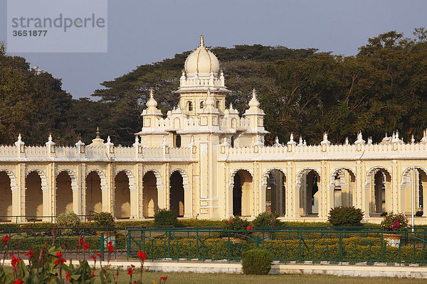 Garten von Maharaja-Palast Amba Vilas  Mysore  Maisur  Karnataka  Südindien  Indien  Südasien  Asien