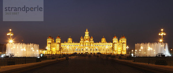 Maharaja-Palast Amba Vilas mit Springbrunnen  Mysore  nächtliche Beleuchtung  Maisur  Karnataka  Südindien  Indien  Südasien  Asien