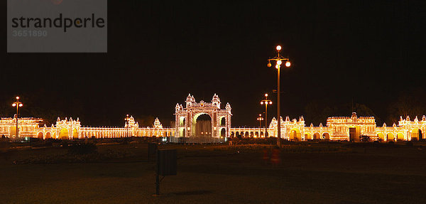 Osttor von Maharaja-Palast Amba Vilas  sonntägliche Beleuchtung mit Glühlampen  Mysore  Maisur  Karnataka  Südindien  Indien  Südasien  Asien