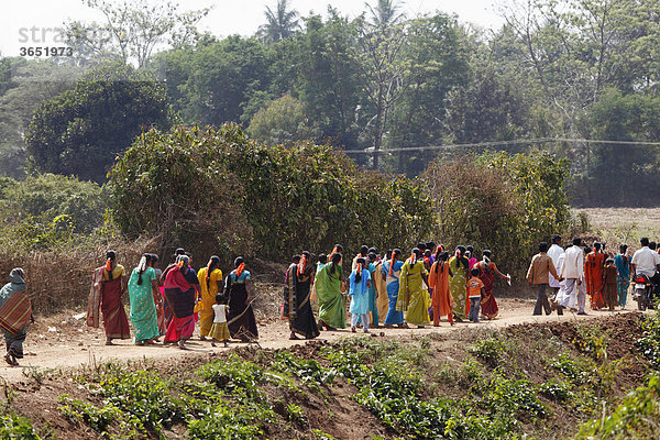 Frauen in festlichen Saris  Fest südlich von Hunsur  Karnataka  Südindien  Indien  Südasien  Asien
