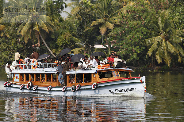 Vollbesetzte Personenfähre  Backwaters bei Alleppey  Alappuzha  Kerala  Südindien  Indien  Südasien  Asien